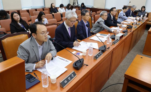 8일 국회에서 열린 ‘6·3 지방선거 투표용지 부족 사태 국정조사특별위원회’ 제1차 전문가 간담회에서 참석자들이 중앙선거관리위원회 개혁 방향에 대해 의견을 제시하고 있다.(사진=연합뉴스)