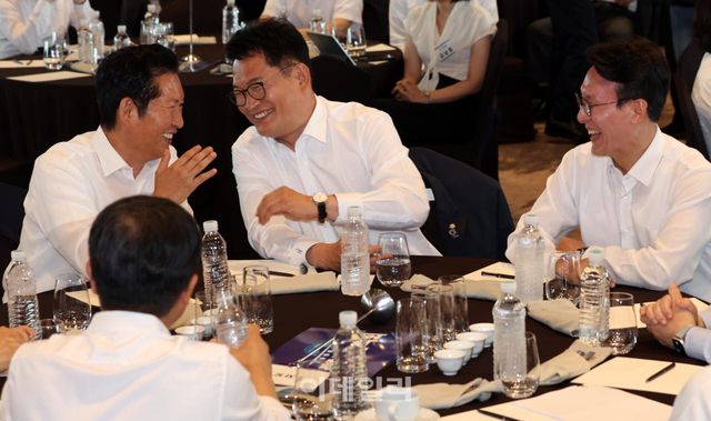 [이데일리 노진환 기자] 정청래(왼쪽부터), 송영길 더불어민주당 전 대표와 김민석 전 총리가 3일 서울 용산구 서울드래곤시티에서 열린 22대 후반기 국회 대비 더불어민주당 국회의원 워크숍에서 대화하고 있다.
