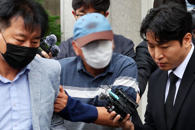 ‘여고생 살해범’ 장윤기 사건의 증거를 인멸한 혐의 등을 받는 광주 광산경찰서 수사팀장 A 경감이 8일 오전 전남광주통합특별시 동구 광주지방법원에서 열린 구속 전 피의자 심문(영장실질심사)에 출석한 뒤 법정 밖으로 나오고 있다. 경찰은 A 경감이 장윤기의 차량을 압수수색하는 과정에서 ‘케이블타이’를 증거인멸한 혐의로 전날 구속영장을 신청했다.(사진=연합뉴스)