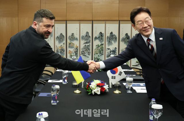 이재명 대통령이 8일(현지시간) 튀르키예 앙카라 한 호텔에서 볼로디미르 젤렌스키 우크라이나 대통령과 정상회담을 하기 앞서 악수하고 있다.(사진=뉴시스)