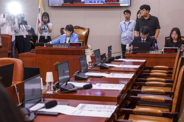 2일 서울 여의도 국회에서 열린 국회 법제사법위원회 전체회의에서 국민의힘 의원들 자리가 비어 있다.(사진=연합뉴스)