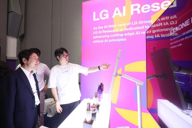 서울 코엑스에서 진행 중인 ICML 2026 LG AI연구원 부스에서 임우형 LG AI연구원 공동 연구원장(사진 왼쪽)이 탈모 관리 신소재 람시딜 설명을 듣고 있는 모습. (사진=LG)
