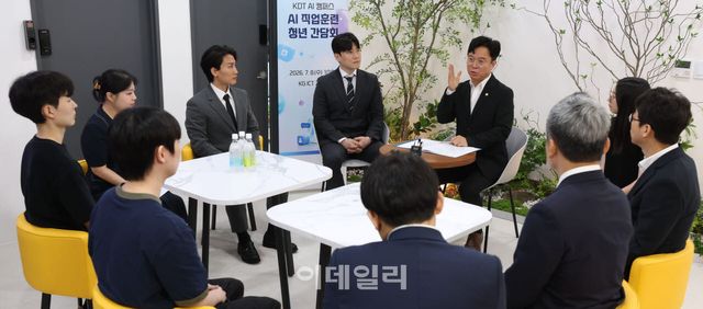 [이데일리 이영훈 기자] 김영훈 고용노동부 장관이 8일 서울 종로구 인사동 KG ICT 교육장에서 KDT AI 캠퍼스 참여기업을 현장방문해 간담회를 하고 있다.