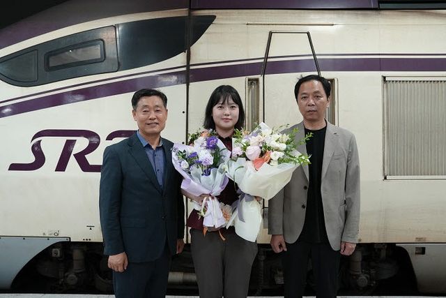 에스알이 8일 수서역에서 김민슬 기장의 첫 실습교육을 기념해 임명식을 열었다. 사진 왼쪽부터 정왕국 에스알 대표, 김민슬 기장, 김상수 SR 노조위원장.(사진=에스알)