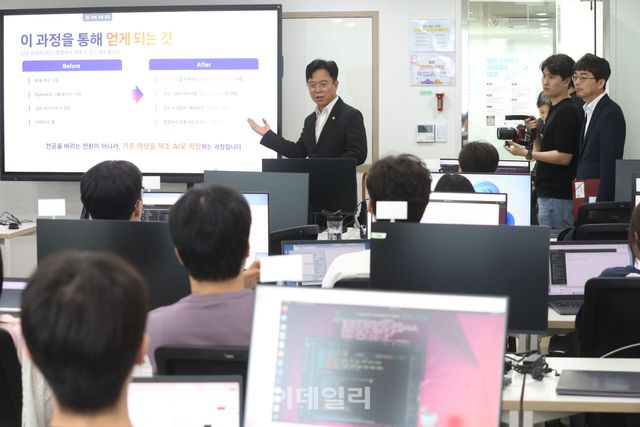 [이데일리 이영훈 기자] 김영훈 고용노동부 장관이 8일 서울 종로구 인사동 KG ICT 교육장에서 KDT AI 캠퍼스 참여기업을 현장방문해 강의실에서 학생들을 격려하고 있다.