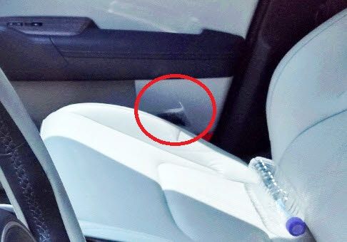 지난 6일 낮 12시 45분께 장윤기가 범행 수단으로 이용한 스포츠유틸리티차(SUV)의 조수석 수납공간에 케이블타이가 놓여있는 모습. (사진=연합뉴스)