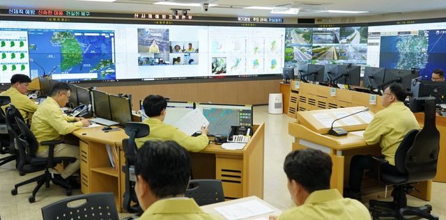 산림청 관계자들이 8일 산사태예방지원본부에서 대응 상황을 점검하고 있다. (사진=산림청 제공)