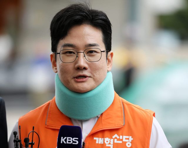 정이한 당시 개혁신당 부산시장 후보가 지난 4월 29일 부산 북구 구포시장을 찾아 취재진 질문에 답하고 있다. (사진=뉴스1)