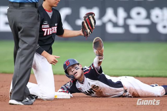 롯데자이언츠 황성빈이 2루 도루를 성공시키고 있다. 사진=롯데자이언츠