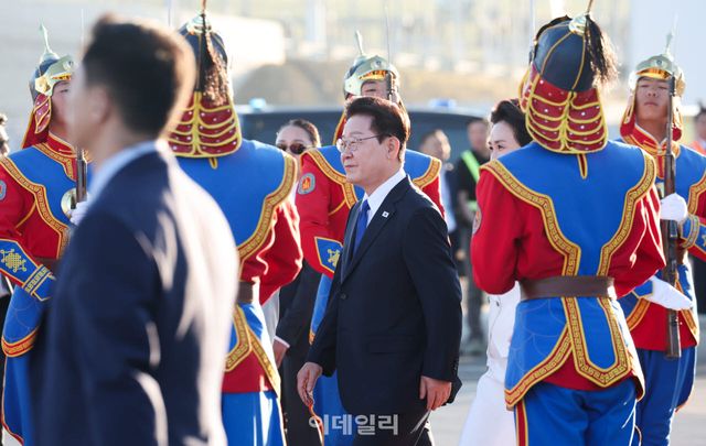 [울란바타르=뉴시스] 조성봉 기자 = 몽골을 국빈 방문한 이재명 대통령이 9일(현지 시간) 울란바타르 칭기즈칸 국제공항에 도착해 이동하고 있다.(사진=뉴시스)