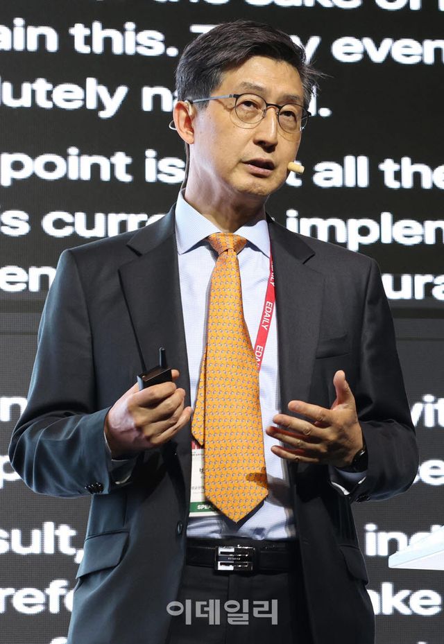 The 17th Edaily Strategy Forum was held on June 17 at the Shilla Hotel in Jung-gu, Seoul, under the theme “The Age of Power, Recasting Civilization : Who Designs the New World?” Professor Ki-soon Park of Sungkyunkwan University’s Graduate School of China and former President of Samsung Economic Research Institute in China is delivering a presentation on the topic “Korea’s Strategic Value in an Era of Deglobalization and Rival Blocs” (Photo = Jin-hwan Noh, Edaily Reporter)