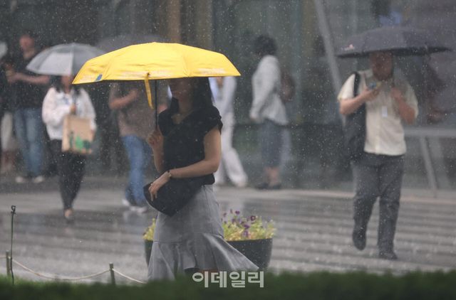 전국적으로 장마가 시작된 서울 영등포구 여의도동에서 시민들이 쏟아지는 비에 우산을 쓰고 걸음을 재촉하고 있다.(사진=노진환 기자)