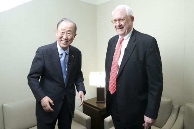 Ki-moon Ban , Former UN Secretary-General (Left) and John Hamre, Chairman Emeritus of the Center for Strategic and International Studies (CSIS), greet each other before their dialogue at the 17th Edaily Strategy Forum (Edaily Strategy Forum 2026) held at the Shilla Hotel in Jangchung-dong, Jung-gu, Seoul on June 16.(Photo=Young-hoon Lee/Edaily)