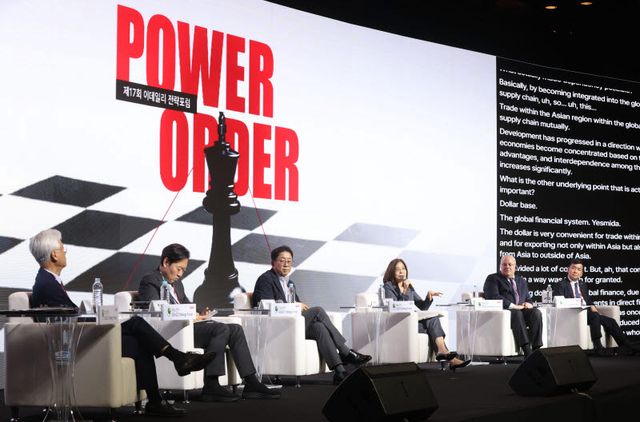 (From left) Yoon-jae Cho, Former Member of the Monetary Policy Board, Bank of Kore; Soo-Min Park, Rep. of People Power Party of Korea; Dong-hyun Ahn Professor of Economics in Seoul National University; Cynyoung Park, Director of The South East Asian Central Banks(SEACEN); Andrew T. Levin, Professor of Economics in Dartmouth College; and Jin-il Kim Member of the Monetary Policy Board, Bank of Korea, are participating in a discussion on the topic “Monetary and Financial Strategies for Sustainable Growth in an Age of Disorder” at the 17th Edaily Strategy Forum held on June 17 at the Shilla Hotel in Jangchung-dong, Jung-gu, Seoul on the 17th. (Photo = Young-hoon Lee, Edaily Reporter)