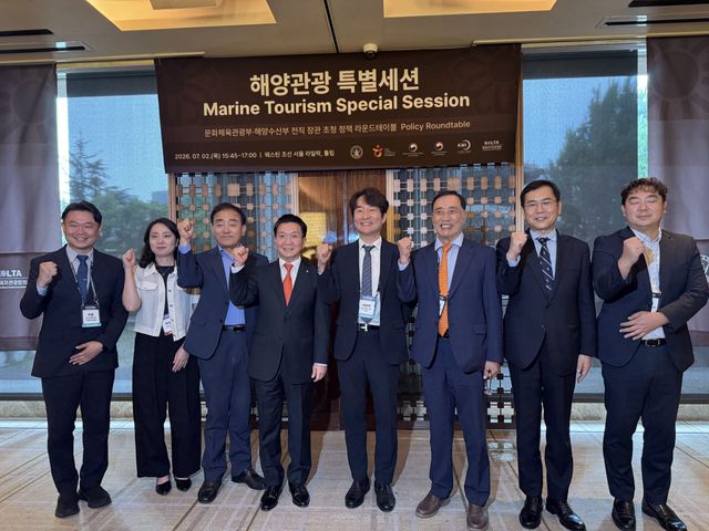 한국관광학회 주최로 지난 2일 서울 웨스틴조선호텔에서 열린 '서울국제관광학술대회' 주요 참석자들이 기념촬영을 하고 있다.