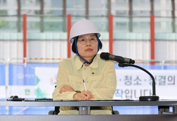 한성숙 국무총리가 9일 3기 신도시 주택공급 현장인 경기도 고양시 덕양구 고양창릉지구 현장을 방문, 주택공급에 차질이 없도록 당부하고 있다. (사진=연합뉴스)