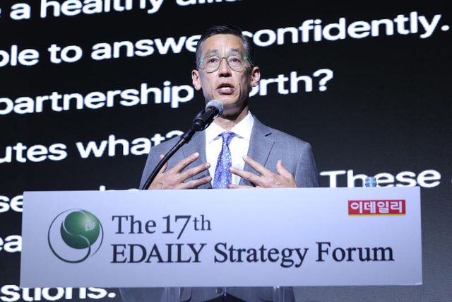 The 17th Edaily Strategy Forum was held on the 17th at The Shilla Seoul in Jung-gu, Seoul under the theme “The Age of Power, Recasting Civilization : Who Designs the New World??” Rexon Ryu, President of The Asia Group (TAG), delivers a keynote speech on “Security and Defense Strategy in the Era of Self-Reliance.” (Photo = Jin-hwan Noh, Edaily Reporter)