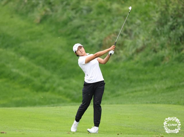 김민주가 4번홀에서 아이언 샷을 하고 있다. (사진=KLPGA)
