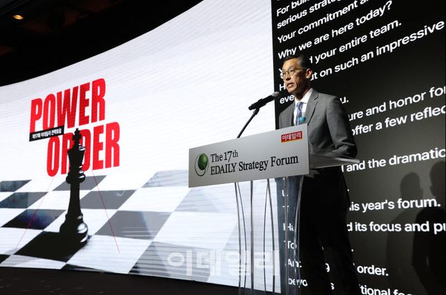 The 17th Edaily Strategy Forum was held on the 17th at The Shilla Seoul in Jung-gu, Seoul under the theme “The Age of Power, Recasting Civilization : Who Designs the New World??” Rexon Ryu, President of The Asia Group (TAG), delivers a keynote speech on “Security and Defense Strategy in the Era of Self-Reliance.” (Photo = Jin-hwan Noh, Edaily Reporter)