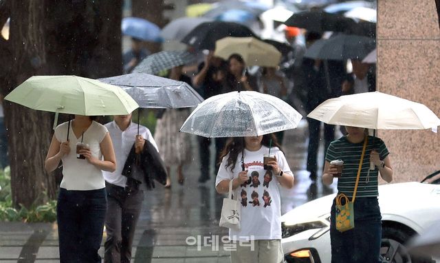 9일 서울 청계천 인근에서 우산을 쓴 시민들이 발걸음을 서두르고 있다. (사진=방인권 기자)