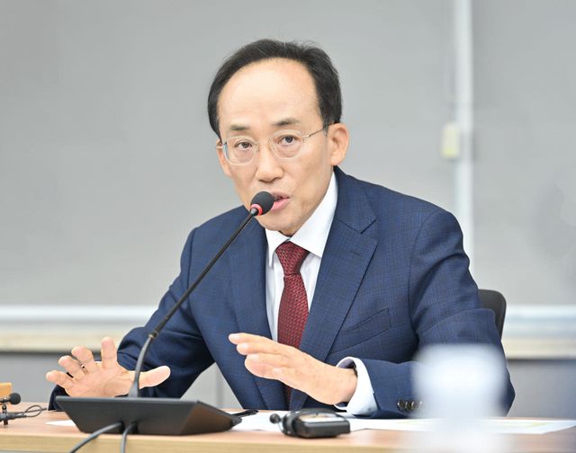 추경호 대구시장이 9일 열린 비상경제대책회의에서 산업구조 대전환과 민생경제 회복을 위한 대구경제 대개조에 대해 발언하고 있다.(사진=대구시)
