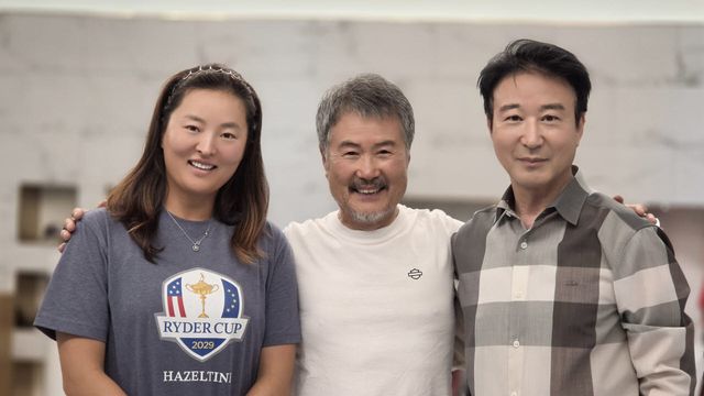 배우이자 골프인으로 활동해온 홍요섭 석교상사 부회장(맨 오른쪽)이 지난 3일 서울 강남구 삼성동 석교상사 본사에서 열린 퇴임식에서 이민기 회장(가운데), 프로골퍼 고진영과 함께 기념촬영하고 있다. (사진=석교상사)