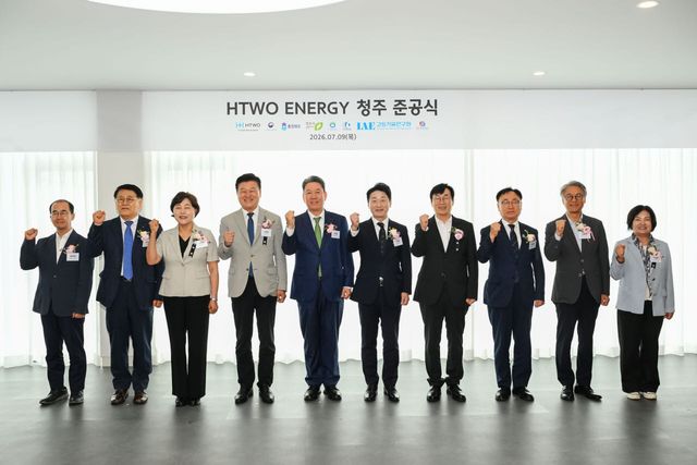 (사진 왼쪽부터) 한국자동차환경협회 황계영 협회장, 고등기술연구원 김진균 원장, 청주시의회 임은성 의장, 충청북도 신용한 도지사, 현대차그룹 기획조정담당 서강현 사장, 기후에너지환경부 이호현 차관, 청주시 이장섭 시장, 이광희 국회의원, 충청북도의회 임동현 과학경제위원장, 청주시의회 이재숙 보건환경위원장이 기념 촬영을 하고있다. (사진=현대자동차그룹)