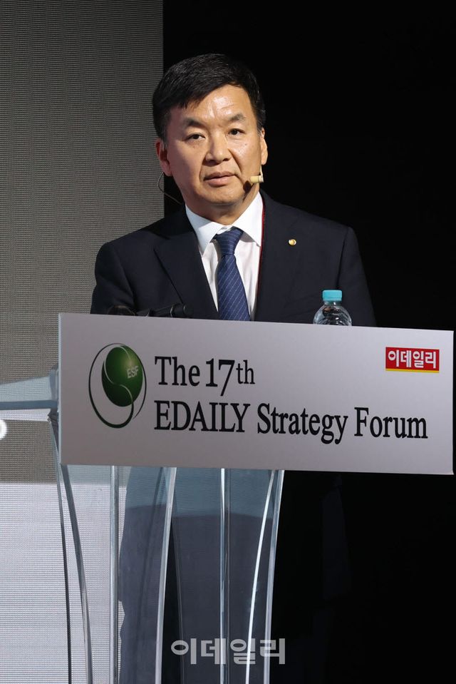 Jin-il Kim, Member of the Monetary Policy Board, Bank of Korea, delivers a presentation on the topic of