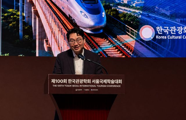 지난 1일 서울 웨스틴 조선 서울 그랜드볼룸에서 열린 제100회 한국관광학회 서울 국제학술대회 한국문화관광연구원 특별세션에서 '지역 관광교통 실태와 발전방안'을 주제로 발표에 나선 손신욱 한국문화관광연구원 부연구위원 (사진=이민하 기자)
