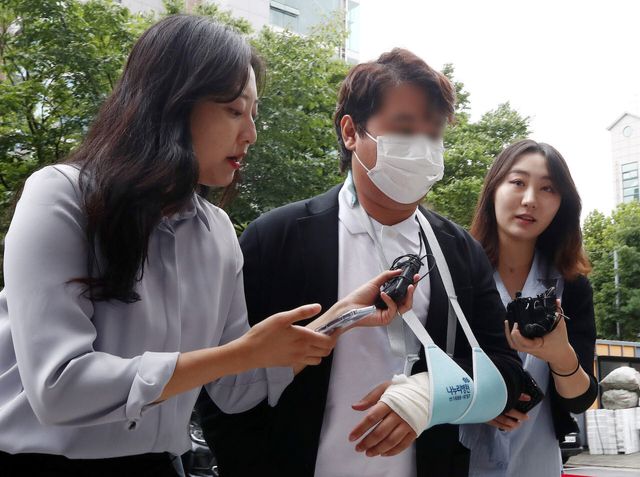 일명 '청담동 주식 부자'로 이름을 알렸다가 불법 주식거래로 실형을 살았던 이희진 지난 2023년 9월 양천구 서울남부지방 법원에서 미술품 조각투자 피카코인 등 3개 코인 관련 사기·배임 혐의로 열린 구속 전 피의자 심문(영장실질심사)에 출석하고 있다.(사진=뉴스1)