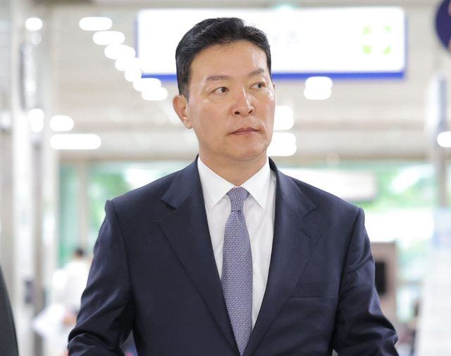 윤석열 전 대통령에 대한 공수처 체포영장 집행을 방해한 혐의로 기소된 김성훈 전 경호처 차장이 9일 서울 서초구 서울중앙지방법원에서 열린 특수공무집행 방해 혐의 등 1심 선고 공판에 출석하고 있다. (사진=연합뉴스)
