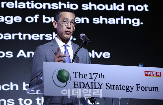 The 17th Edaily Strategy Forum was held on June 17 at the Shilla Hotel in Jung-gu, Seoul, under the theme “The Age of Power, Recasting Civilization : Who Designs the New World?” Rexon Ryu, President of The Asia Group (TAG), is delivering a keynote speech on the topic “Security and Defense Strategy in the Era of Self-Reliance.” (Photo = Jin-hwan Noh, Edaily Reporter)