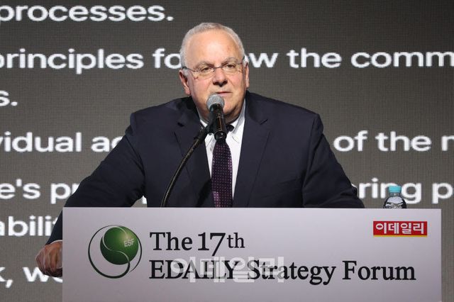 Andrew Levin, a professor of economics at Dartmouth College, delivers a presentation on the topic of