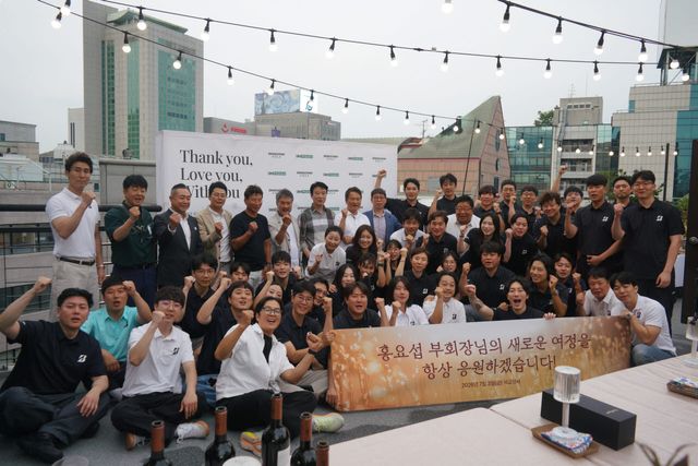 석교상사 전 직원이 27년간 함께 했던 홍요섭 부회장의 퇴임을 축하하고 있다. (사진=석교상사)