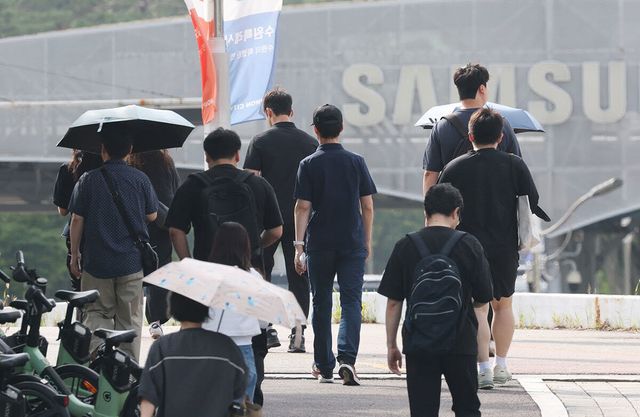 지난 6월 23일 경기 수원시 영통구 삼성전자 수원캠퍼스에서 디바이스경험(DX)부문 직원들이 반도체(DS)부문과의 성과급 격차에 항의하기 위해 검은 옷을 입고 출근하고 있다. (사진=뉴스1)