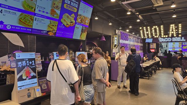 지난 30일 서울 강남구 타코벨 더강남점에 외국인 방문객이 메뉴를 주문하고 있다. (사진=김지우 기자)