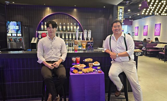 지난 30일 손승현 타코벨 사업팀장(왼쪽)과 한종수 KFC코리아 CSO가 타코벨 더강남 매장에서 메뉴를 소개했다. (사진=김지우 기자)