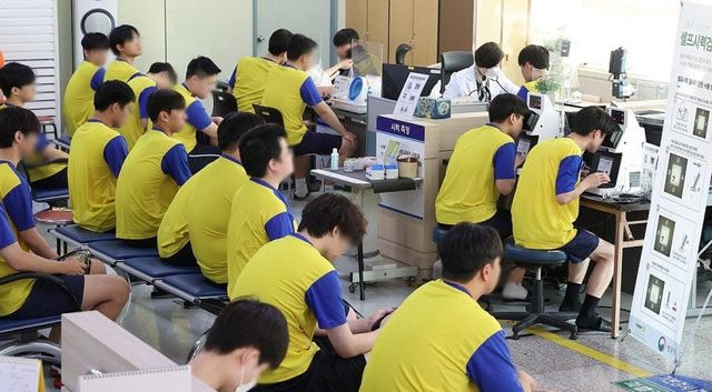 2025년 부산·울산지역 병역판정검사가 실시된 14일 부산 수영구 부산·울산지방병무청에서 입영 대상자들이 신체검사를 받고 있다.(사진=연합뉴스)
