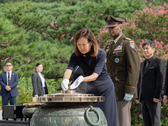 미셸 스틸 주한 미국대사(가운데)가 제이비어 브론슨 주한미군사령관과 10일 서울 동작구 국립현충원을 찾아 헌화를 하고 있다.[X 갈무리]