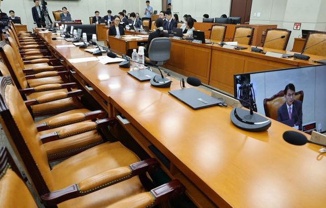 10일 국회에서 열린 '제9회 전국동시지방선거 투표용지 부족 사태 등 국민 참정권 침해 진상규명 및 선거관리 개혁을 위한 국정조사 특별위원회' 제3차 청문회에 범여권 위원들이 불참해 자리가 비어 있다. (사진=연합뉴스)