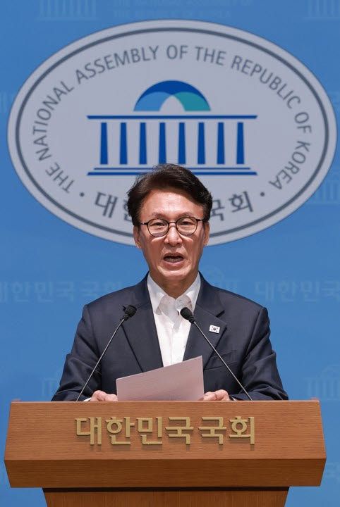 더불어민주당 김민석 당 대표 후보가 10일 국회 소통관에서 당 대표 당선 시 3대 메가프로젝트 성공을 당 1호 과제로 추진하고 강릉 국회의원 보궐선거를 즉각 준비하는 등 공약과 관련해 기자회견 하고 있다. (사진=연합뉴스)