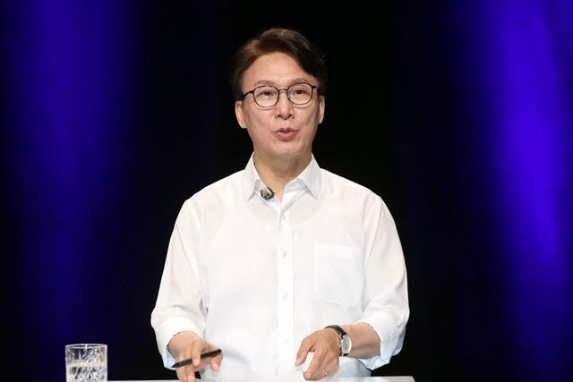 더불어민주당 김민석 당 대표 후보가 10일 오후 전남광주 서구 KBC에서 열린 TV 토론회를 준비하고 있다. (사진=연합뉴스)