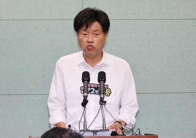 더불어민주당 8·17 전당대회에 출마한 김용 최고위원 후보가 10일 전북특별자치도의회에서 기자회견을 하고 있다. (사진=연합뉴스)