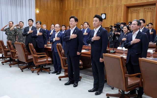 이재명 대통령이 10일 청와대에서 열린 메가프로젝트 민관합동 제2차 점검회의에서 국민의례를 하고 있다.(사진 = 청와대통신사진기자단)