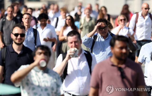 런던 중심부에서 폭염이 기승을 부리는 가운데 출퇴근객들이 런던 브리지를 건너며 햇볕 아래를 걷고 있다.(사진=AFP)