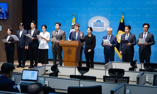 '제9회 전국동시지방선거 투표용지 부족 사태 등 국민참정권 침해 진상규명 및 선거관리 개혁을 위한 국정조사특별위원회' 더불어민주당 및 조국혁신당 위원들이 10일 서울 여의도 국회 소통관에서 송파 투표함 현장 검증 촉구 긴급 기자회견을 하고 있다. (사진=뉴스1)