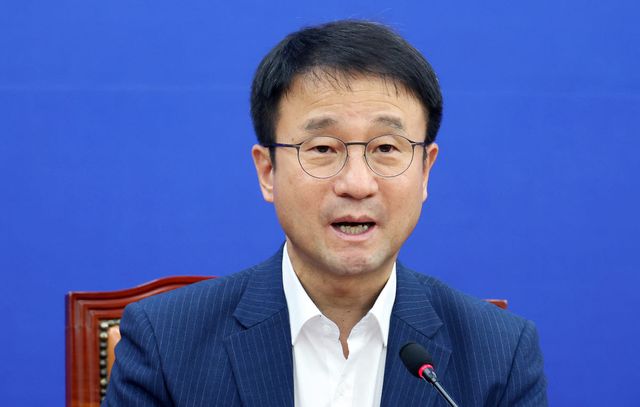 더불어민주당 한병도 당 대표 직무대행 겸 원내대표가 10일 국회에서 열린 원내대책회의에서 발언하고 있다. (사진=연합뉴스)