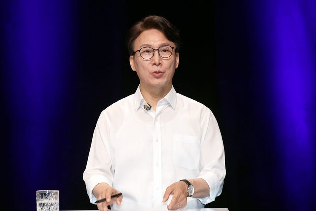 더불어민주당 김민석 당 대표 후보가 10일 오후 전남광주 서구 KBC에서 열린 TV 토론회를 준비하고 있다. (사진=연합뉴스)