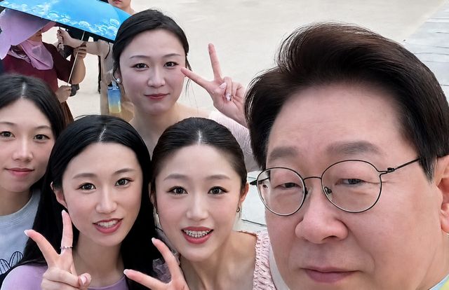 관광객들은 자신의 SNS 계정에 이재명 대통령과 함께 찍은 사진을 공개하며