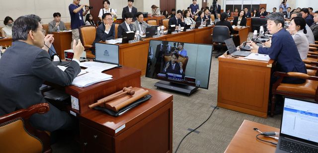 윤상현 국조특위 위원장과 윤건영 여당 간사, 서범수 야당 간사가 10일 국회에서 열린 '제9회 전국동시지방선거 투표용지 부족 사태 등 국민 참정권 침해 진상규명 및 선거관리 개혁을 위한 국정조사 특별위원회' 제3차 청문회에서 재검표 현장검증 날짜 협의를 두고 공방을 이어가고 있다. (사진=연합뉴스)